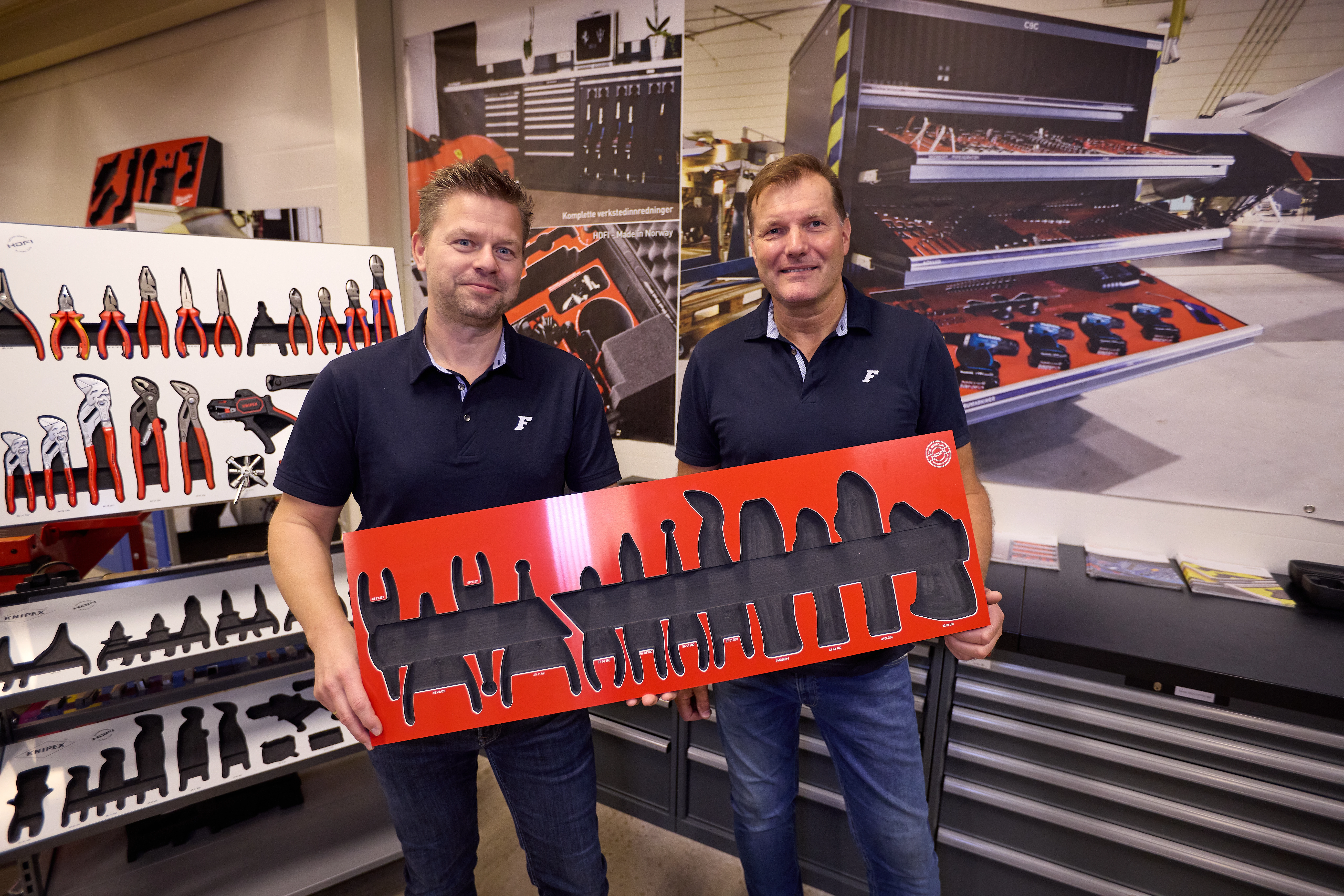 To menn holder i verktøyinnredning