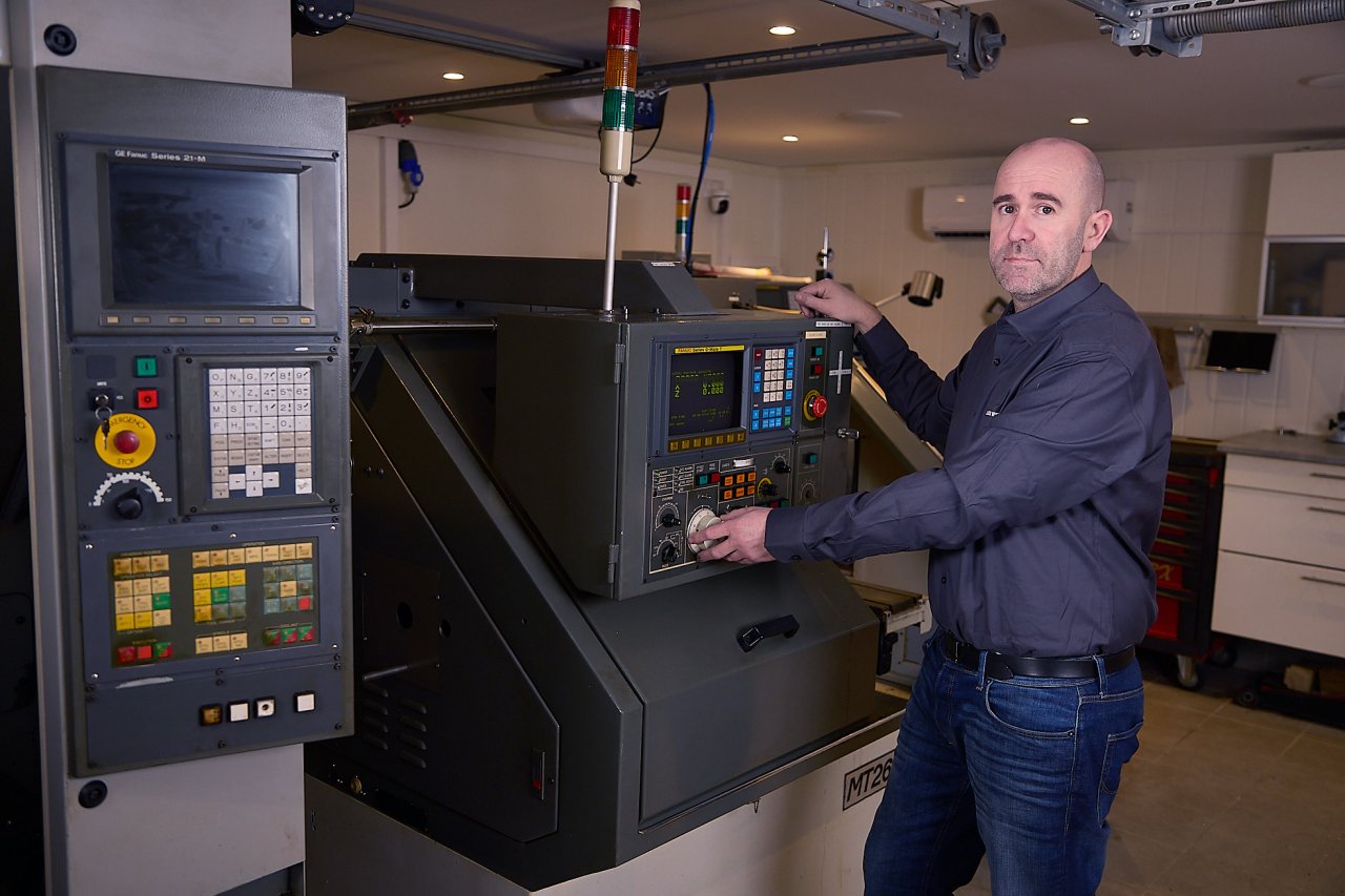 Vegard Hansen med CNC maskin