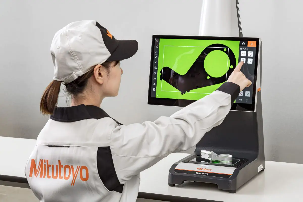 Bilde av person som betjener en maskin