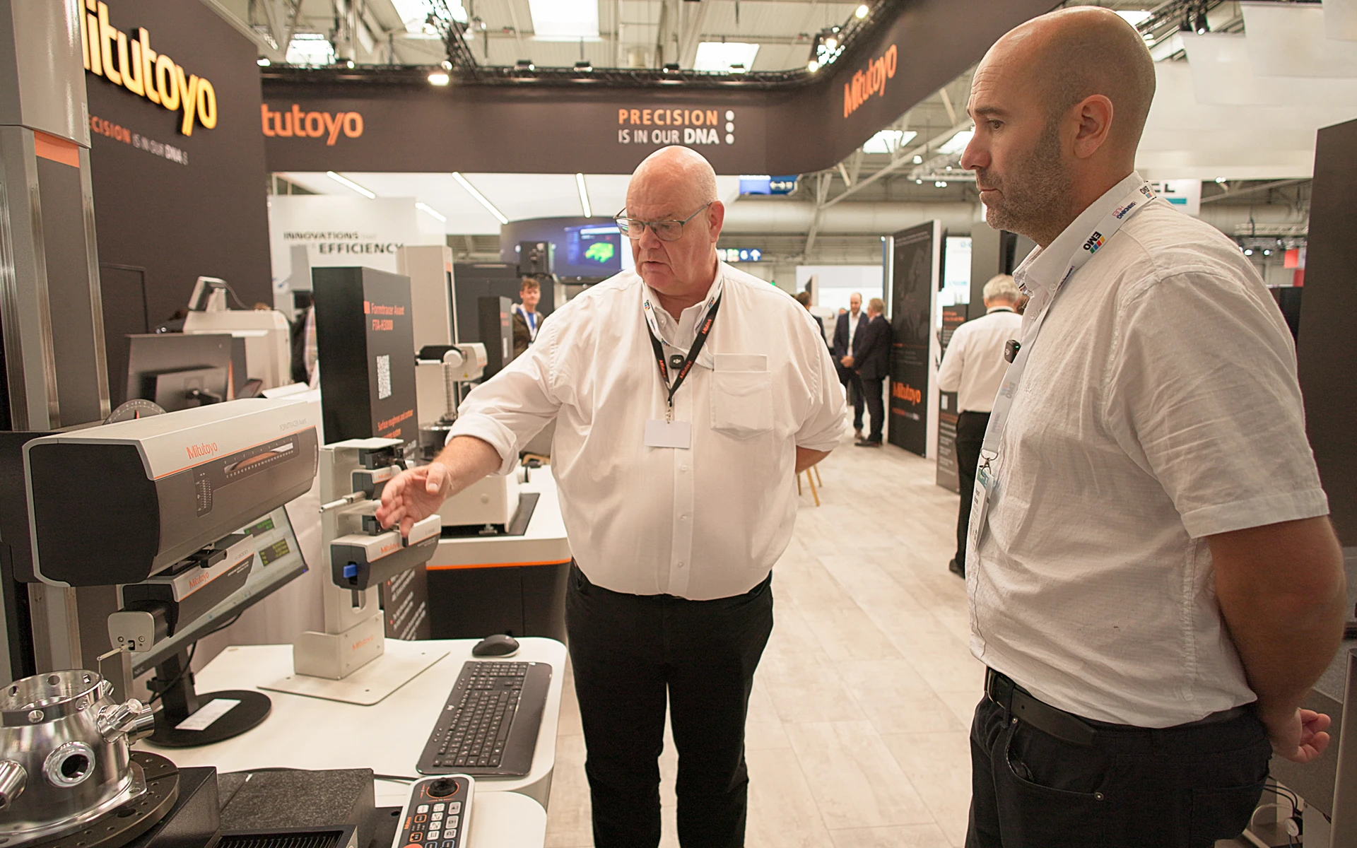 To personer ser på en målemaskin